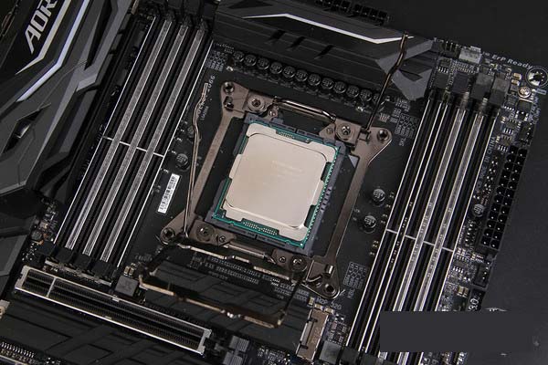 酷睿 i9-7980XE：震撼登场的性能之王，速度与激情的完美结合  第7张