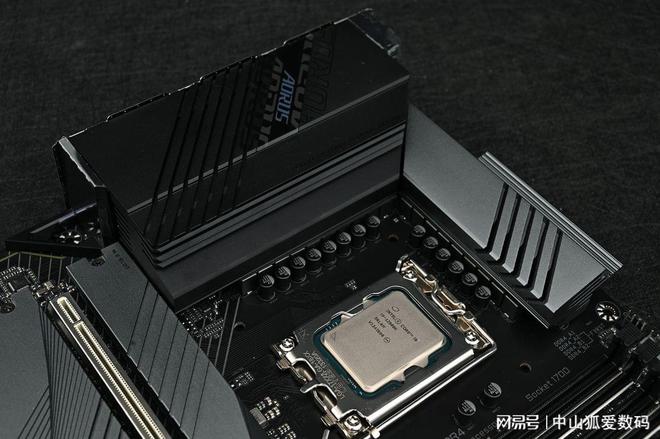 i7-4930K i7-4930K：英特尔高端处理器，Haswell 架构六核十二线，性能卓越