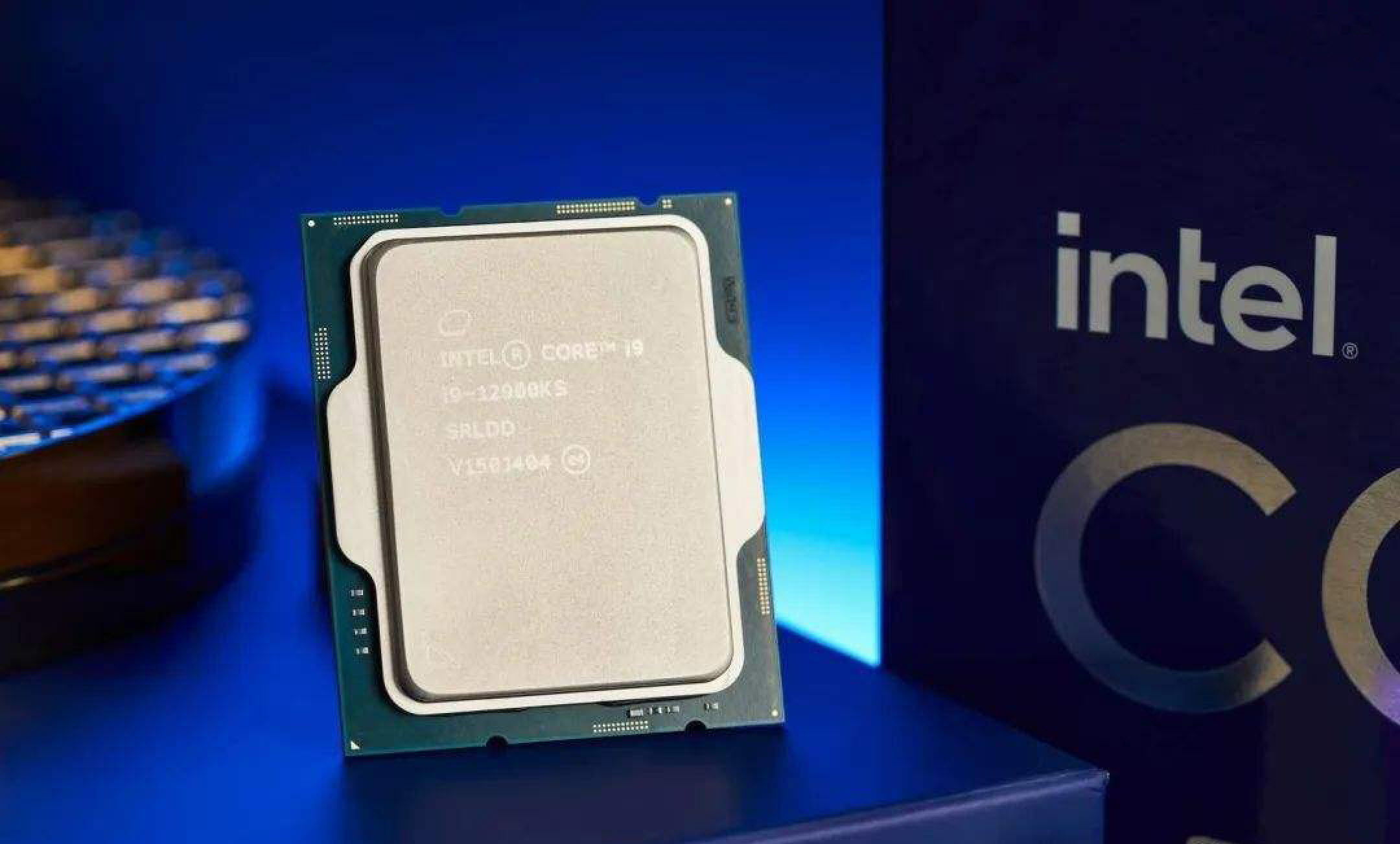 酷睿 i9-7980XE：18 核 36 线程，游戏与工作的高效伙伴  第1张