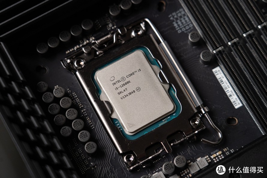 酷睿 i5-8600K：电竞精神中枢，助你在虚拟战场所向披靡  第1张